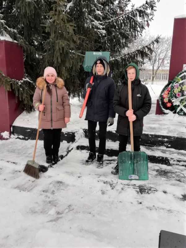 Уборка памятника на территории школы.